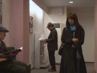 成人映画館に痴漢されに行く痴女！暗闇の中でチ〇ポを出す男にむしゃぶりつく