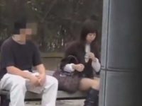 ベンチに隣に座りいきなり脱がせる！足をバタバタさせても力ずくでお尻を広げる