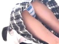 お尻突き出しパンチラ！掃除中に四つん這いで縞々パンツが見えちゃうミニスカ