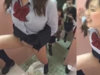 トイレで便器目がけて立ちションする制服娘「わぁ～すごい！」みんなに見せる