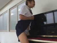 誰もいない音楽室でピアノオナニー！角におま〇こを押し当て腰を振り音が出ちゃう