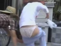 ジャージずり下げパンツ丸出し！買い物帰りに狙われ簡単に脱がされちゃう女性