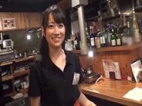 激カワ居酒屋店員に仕事中インタビュー「寒い？」抱きしめて突然ディープキス