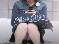 パンチラを盗撮されて逃げる女性！バレたついでにパンツを下しておま〇こ確認