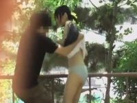 強襲ワンピースめくり！引っ張ったら解けちゃう紐パンティーをもらって逃げる