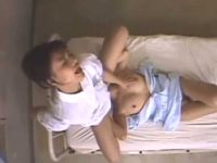 病室で舐め合うレズ看護婦「クリちゃんも！」大股開き「ビラビラも！」顔面騎乗