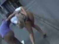 スカートめくりと同時にパンツを食い込ませる！屈んでさらに食い込む黒パンツ