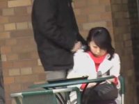 テラスでくつろぐ女性にいきなりぶっかけ！匂いを嗅いで精子に気付いて慌てる