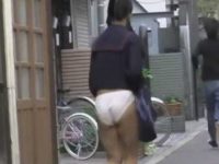 無理やりスカート破り！大き目の素朴なパンティーを丸出しにされ慌てる制服娘