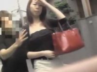 後ろから無理やりおっぱいポロリ！乳首を隠した後で犯人を捜しても誰もいない