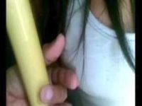 バスで手すりを握る振りして乳首を押してみる痴漢！逃げないとつまんでみる