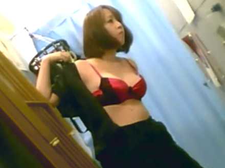 更衣室着替え盗撮！だらしないデカパンツでも赤ブラはセクシーなむっちり女性  |  のぞき えろてぃっく