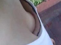 胸チラ乳首チラ盗撮！少し開いた胸元を上から覗き込むと浮きブラピンク乳輪
