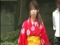 後ろからそっと近づき浴衣めくり！一気に左右に開いてパンツ丸見えになる娘たち