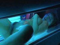 日焼けサロンでオナニー！店員にバレるとチ〇ポを引っ張り出してフェラチオ