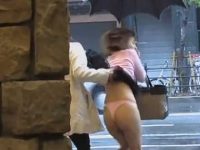 傘を開いた瞬間スカートめくり！手が塞がって隠せないTバックピンクパンティー