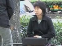 街中でいきなりぶっかけ！シコシコ男をチラ見して警戒してたのに逃げないと顔射