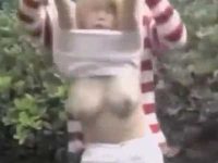 鉄棒にぶら下がったらおっぱいポロリ！ものすごい爆乳をついでに揉ませてもらう