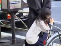 バス停でいたずらぶっかけ！肩をトントンされて振り向くと顔射されちゃう制服娘
