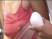 風呂掃除中のノーブラ母にシャワーをかける息子「すぐ終わるからさ..」乳首を押す