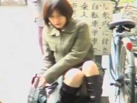 座りパンチラ盗撮バレ！気付いて逃げるミニスカ女性を追いかけスカートめくり