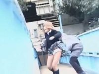 歩道橋ですれ違いざまにスカートめくり！悲鳴を上げながら走って逃げるギャル