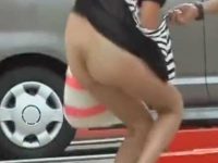 駐車場で突然スカートめくり生尻丸出し！ノーパンがバレてやるせない表情の女性