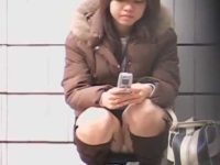 しゃがみパンチラ盗撮バレ！カメラを見るとお股を閉じてバッグでガードする娘
