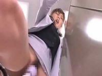 カウンターの下で電マ責め！オフィスでそっと脱がされバレないように耐えるOL