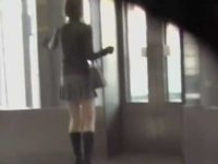 エレベーターでスカートめくりパンツ下し！降り際にお尻を丸出しにして逃げる