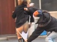 そっと近づき一気にパンツ下し！お尻を隠しながら何度も振り返る茶髪ギャル