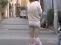 いきなりズボン下しパンツ丸出し！純白デカパンツを見られて呆然としてる女性
