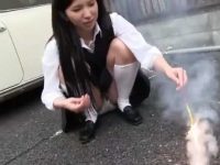 花火で遊ぶ制服娘のしゃがみパンチラ！手伝ってあげる振りしてパンツを狙られる