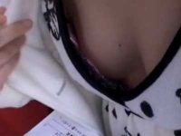 謝礼と聞くと胸元を大きく開けてアンケートに応じ胸チラしてくれる美乳ギャル