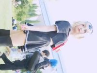 へそ出し超ミニのコスプレ美少女！パンチラを狙うと風チラのサービスショット