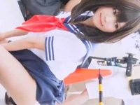 スカートをめくってイチゴのパンツを見せちゃう制服姿の美少女コスプレイヤー