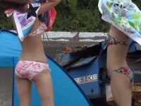 野外着替え盗撮！パンツやブラジャーは見えても気にしないビキニギャル2人組