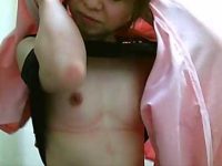 病院更衣室着替え盗撮！上手に隠しながら脱いでも正面からぺちゃぱい乳首丸見え
