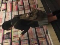 立ち読み制服娘パンチラ盗撮！店の外でも逆さ撮りするとバレて悲鳴を上げられる