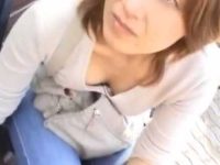 若妻胸チラ盗撮！子供をあやして油断してると乳首まで見えそうな谷間全開の胸元