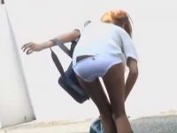 強襲スカート剥ぎ取り！強引にズリ下すとパンツも脱がせて小尻丸出し制服ギャル