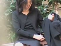 座りパンチラ盗撮バレ！逃げる女性を追いかけスカートめくってお尻も見せてもらう