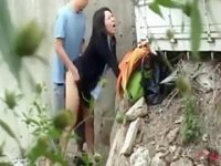 野外カップル盗撮！昼間から立ちバックで喘ぎ声を響かせヒイヒイ言わされてる彼女