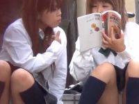 ミニスカ制服パンチラ盗撮！座って正面から丸見えの2人組や風チラで丸出しの娘たち