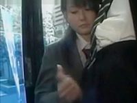 手コキ抜きバス逆痴漢！おじさんのチ〇ポを引っ張り出し唾を垂らしてシゴく制服娘