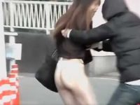 後ろから一気にスカートめくり！ノーパンかと思わせるむちむちお尻のＴバック女性