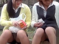 座りパンチラ盗撮！会話に夢中でお股が緩んで丸見えの制服OLやミニスカギャルたち