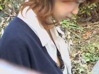 野外胸チラ乳首チラ盗撮！胸元を大きく開けて屈むとブラが浮いて丸見えの女性たち