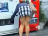 自販機前でスカートめくりパンツ下し！屈んだ瞬間お尻丸出しにされるミニスカ女性