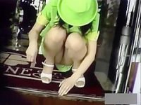 制服店員パンチラ盗撮！スカートでもしゃがんで正面からパンツ丸見えの美女たち
